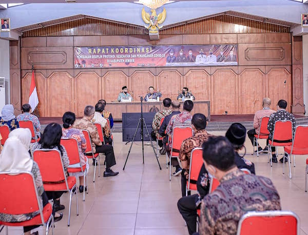 Bupati Hendy Pimpin Rakor OPD dan Camat se-Kabupaten Jember untuk Tegakkan Prokes COVID-19